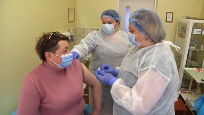 Знизились темпи вакцинації від COVID-19: на Житомирщині кількість щеплень зменшилася в десять разів Знизились темпи вакцинації від COVID-19: на Житомирщині кількість щеплень зменшилася в десять разів