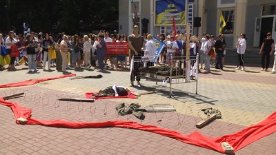 У Хмельницькому згадали роковини трагедії в Оленівці У Хмельницькому згадали роковини трагедії в Оленівці