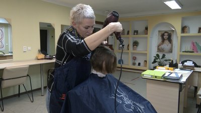 Семирічна черкащанка відрізала коси, щоб допомогти онкохворій