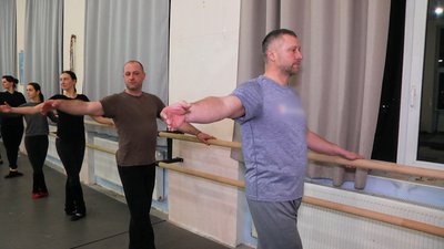 У "Молодичці" танцюють і подружжя. Кажуть, танці роблять їх ближчими та щасливішими разом. Фото: Суспільне. Поділля. У "Молодичці" танцюють і подружжя. Кажуть, танці роблять їх ближчими та щасливішими разом. Фото: Суспільне. Поділля.