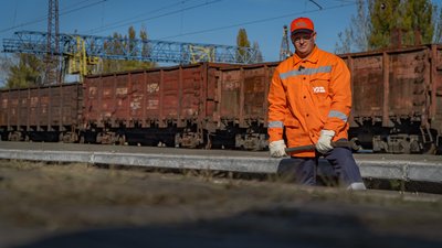 "Доводилось ремонтувати й після прильотів". як працюють дніпровські залізничники в умовах війни "Доводилось ремонтувати й після прильотів". як працюють дніпровські залізничники в умовах війни