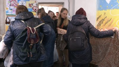 Безоплатні одяг, дитяче харчування та підгузки: для переселенців та жителів у Черкасах працює доброчинна барахолка