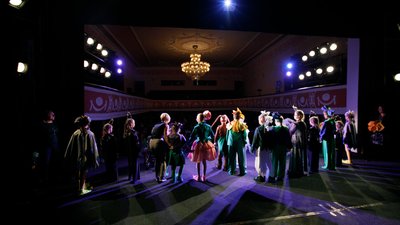 Прем’єра інклюзивної вистави "У чужому пір’ї"