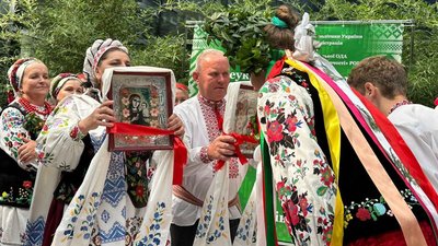 Благословляють молодят Благословляють молодят