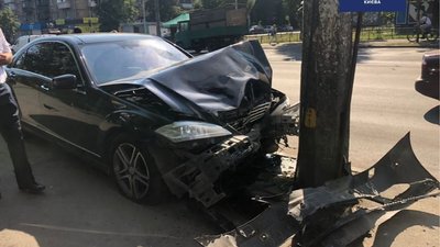У Києві нетверезий чоловік протаранив дві автівки на краденому Mercedes