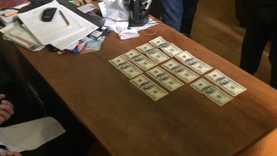 Лікар військового шпиталю на Житомирщині попався на хабарі