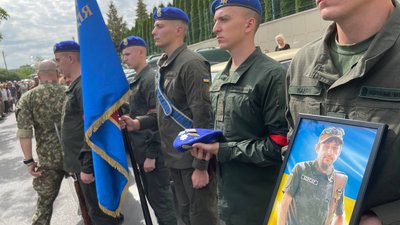 У закритій труні під синьо-жовтим стягом: в Умані поховали загиблого на війні журналіста, тіло якого чекали з червня