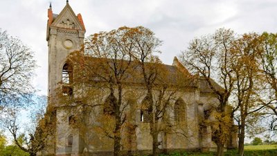Костел у селі Скварява