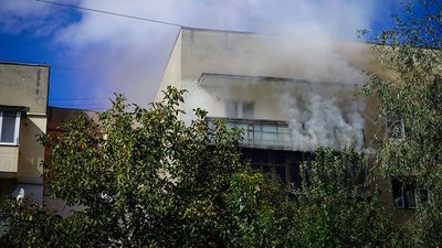 В Ужгороді сталася пожежа в багатоквартирному будинку. Шість людей евакуювали