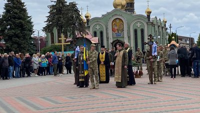 Загинули внаслідок російського обстрілу: у Черкасах попрощались із захисниками Загинули внаслідок російського обстрілу: у Черкасах попрощались із захисниками