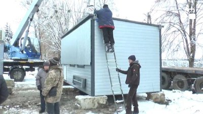 Два модульні будиночки для переселенців встановили у Коростенській громаді на Житомирщині