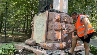 У парку Шевченка почали демонтаж пам'ятника Боброву У парку Шевченка почали демонтаж пам'ятника Боброву