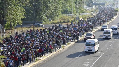 Тисячі мігрантів рушили через Мексику до США Тисячі мігрантів рушили через Мексику до США