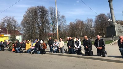 На Франківщині зустріли скорботний кортеж з тілами двох захисників України На Франківщині зустріли скорботний кортеж з тілами двох захисників України