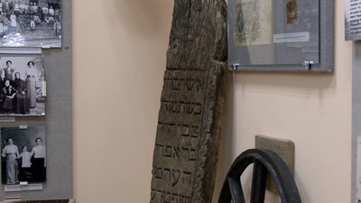 Лавка виявилась 120-річним єврейським надгробком: як на Чернігівщині знайшли музейний експонат