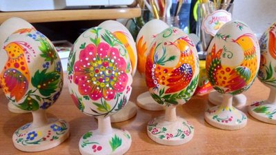 Кропивничанка розмальовує декоративні писанки у петриківському стилі Кропивничанка розмальовує декоративні писанки у петриківському стилі
