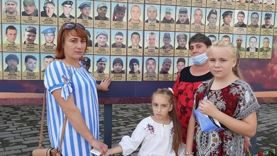 "За незламність духу": у Луцьку нагородили батьків загиблих на Сході бійців "За незламність духу": у Луцьку нагородили батьків загиблих на Сході бійців