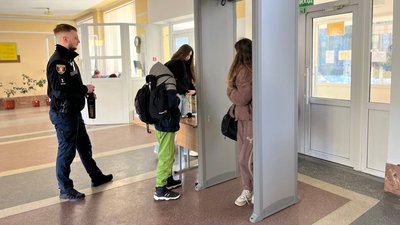 Cтаршокласників та відвідувачів шкіл у Луцьку перевіряють металодетекторами Cтаршокласників та відвідувачів шкіл у Луцьку перевіряють металодетекторами