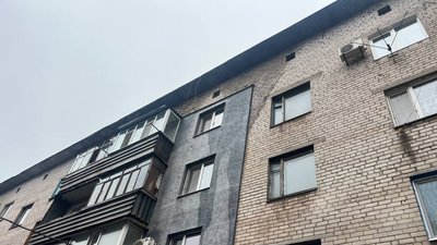 Відклеюються шпалери та пліснява на стінах: в багатоповерхівці Кривого Рогу шість років тече дах Відклеюються шпалери та пліснява на стінах: в багатоповерхівці Кривого Рогу шість років тече дах