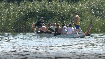 Плавали на "Драконі", щоб зібрати гроші на ЗСУ: у Черкасах відбулося доброчинне тренування Плавали на "Драконі", щоб зібрати гроші на ЗСУ: у Черкасах відбулося доброчинне тренування