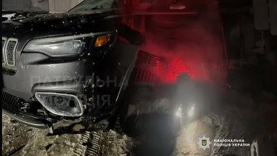 ДТП у Чернігові: водій в'їхав у припарковане біля будинку авто