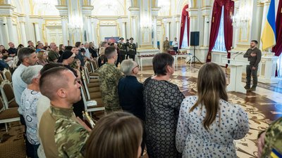 Президент вручив орден матері загиблого Героя України Олега Чорноморця з Житомирщини Президент вручив орден матері загиблого Героя України Олега Чорноморця з Житомирщини