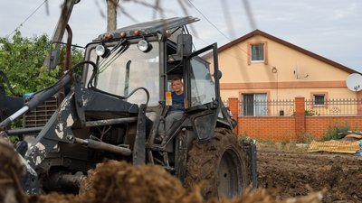 Молодший син Олени – Толя допомагає розбирати залишки будинку, в якому він жив у Білозерці Молодший син Олени – Толя допомагає розбирати залишки будинку, в якому він жив у Білозерці