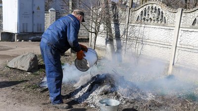 Спалюють опале листя та суху траву: на Житомирщині тривають рейди із виявлення порушників Спалюють опале листя та суху траву: на Житомирщині тривають рейди із виявлення порушників