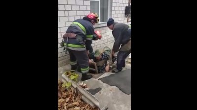 На Черкащині рятувальники витягли дідуся з двометрової ями
