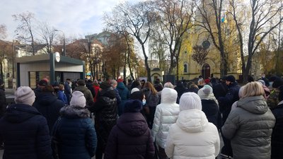 Проти локдауну на вихідні: у Рівному протестує частина підприємців