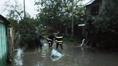 Затопило будинки та присадибні ділянки: як на Херсонщині рятувальники долають наслідки негоди Затопило будинки та присадибні ділянки: як на Херсонщині рятувальники долають наслідки негоди