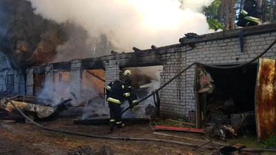 У Малій Данилівці під Харковом внаслідок обстрілу РФ згоріли 6 гаражів та 4 авто У Малій Данилівці під Харковом внаслідок обстрілу РФ згоріли 6 гаражів та 4 авто
