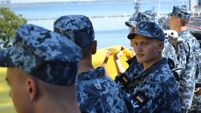 У центрі Одеси розгорнули 30-метровий прапор України. Фоторепортаж