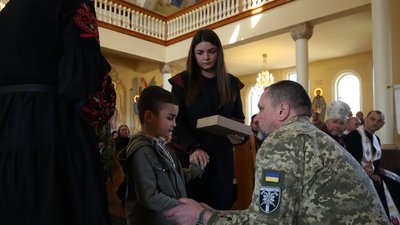 В місті Виноградів сім’ям загиблих воїнів 128-ї бригади вручили ордени "Хрест Героя"