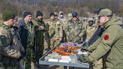Стрільби та вправи із тактичної медицини: поблизу Полтави тренувалися резервісти Стрільби та вправи із тактичної медицини: поблизу Полтави тренувалися резервісти