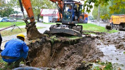 Солона вода та російські обстріли — причина пориву труб у Миколаєві