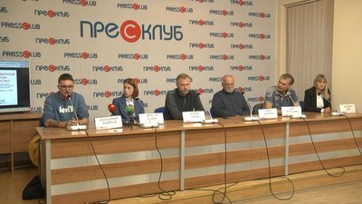 "(Не)безпечне волонтерство": у Львові влаштували публічну дискусію