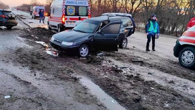 На Дніпропетровщині зіткнулися шість автомобілів: травмовані шестеро людей На Дніпропетровщині зіткнулися шість автомобілів: травмовані шестеро людей