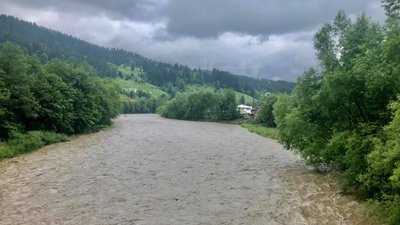 На Франківщині у Чорному Черемоші вода піднялася на метр На Франківщині у Чорному Черемоші вода піднялася на метр