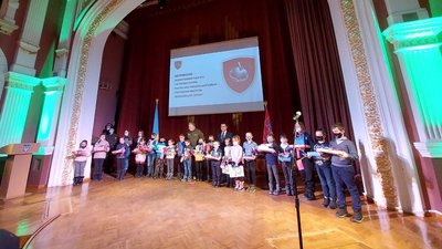 Кулони "Батьківське серце" вручали дітям загиблих воїнів у Сумах