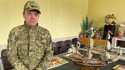 Майструє кораблі та вишиває: військовий Олександр Барашев про своє хобі в умовах війни