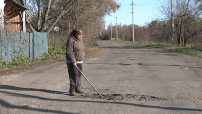 Маневри між ямами: дорога до Холодного Яру на Черкащині потребує ремонту Маневри між ямами: дорога до Холодного Яру на Черкащині потребує ремонту