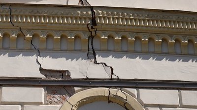 Фасад, тріщини, пам'ятка архітектури, вулиця Січових стрільців, Франківськ