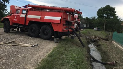 На Львівщині у селі Зарічне ліквідовують наслідки негоди