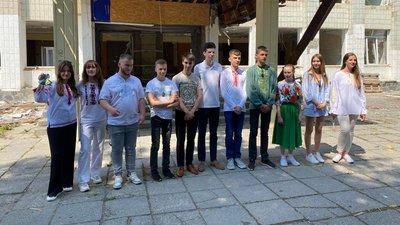 У Житомирі попрощалися з розбомбленим військами РФ ліцеєм №25 У Житомирі попрощалися з розбомбленим військами РФ ліцеєм №25