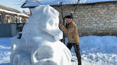 Дмитро робить коня зі снігу