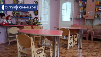 Змінили розташування столів зі стільцями Змінили розташування столів зі стільцями