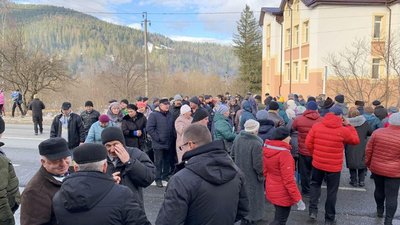 У Микуличині перекрили дорогу - громада протестує проти об’єднання в Яремчанську ОТГ У Микуличині перекрили дорогу - громада протестує проти об’єднання в Яремчанську ОТГ