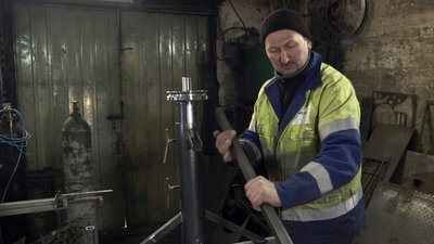 Волонтер Сергій Демих робить стійку для кулемета на пікап Волонтер Сергій Демих робить стійку для кулемета на пікап