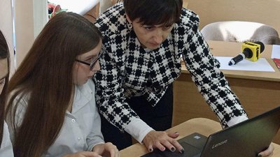Дев'ятикласниця Ольга Бучина разом з асистенткою вчителя Анжелою Онофріюк, 12 жовтня 2023, Хмельницький Дев'ятикласниця Ольга Бучина разом з асистенткою вчителя Анжелою Онофріюк, 12 жовтня 2023, Хмельницький